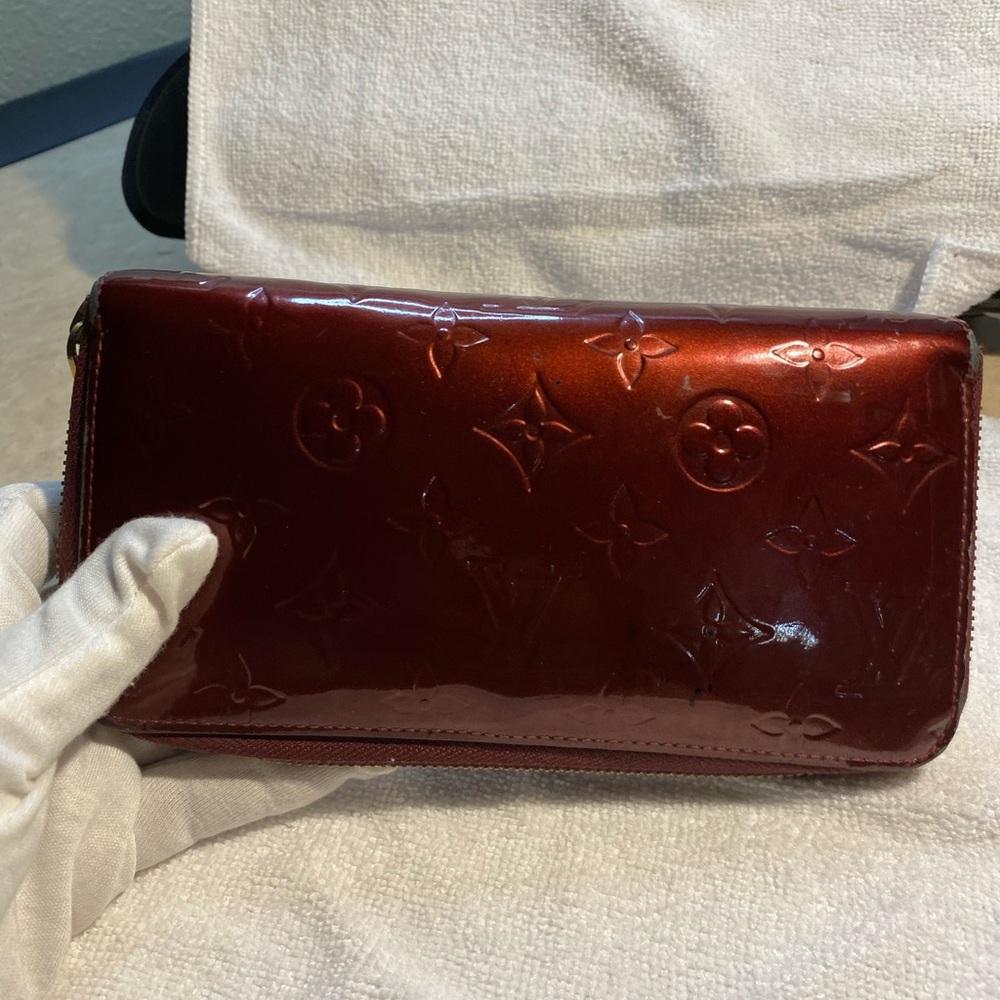 Louis Vuitton authentic vin Burgundy Monogram Vernis Zippy